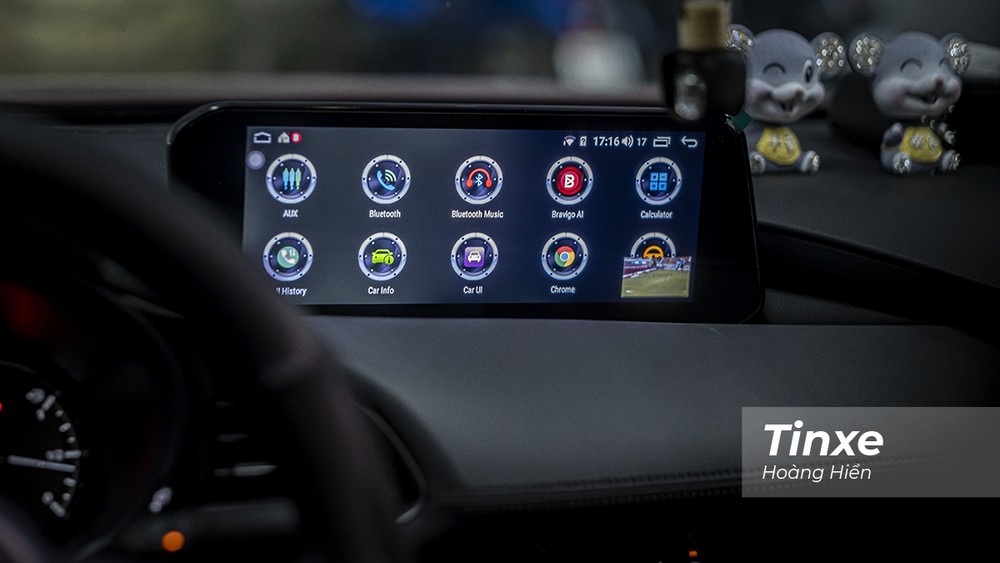 Màn hình Android thửa riêng cho Mazda3 2020 có thiết kế giống hệt màn hình zin theo xe nhưng kích thước to hơn 1 chút.