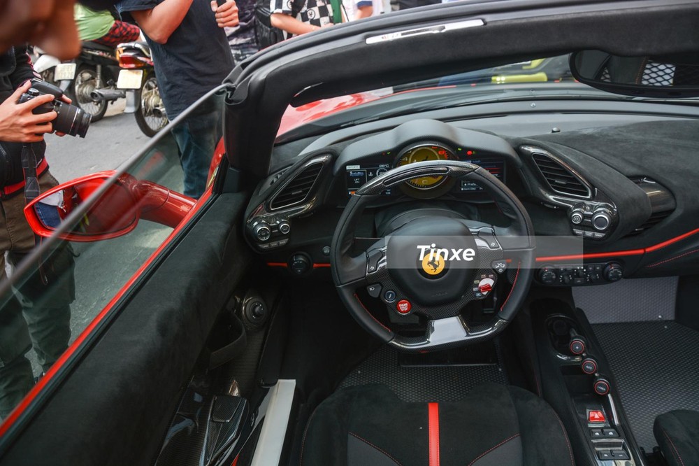 Ngoài ra còn có nhiều chi tiết ốp carbon bên trong khoang lái chiếc Ferrari 488 Pista Spider này