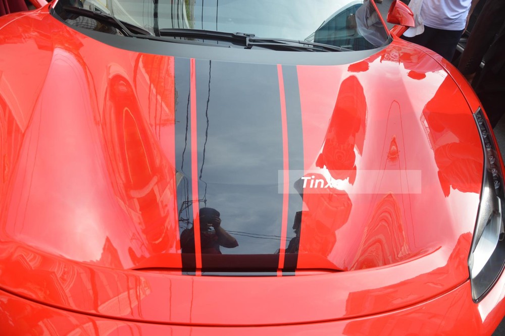 Chiếc siêu xe mui trần Ferrari 488 Pista Spider này có sọc đen Nero Daytona trên nền sơn màu đỏ để tạo điểm nhấn