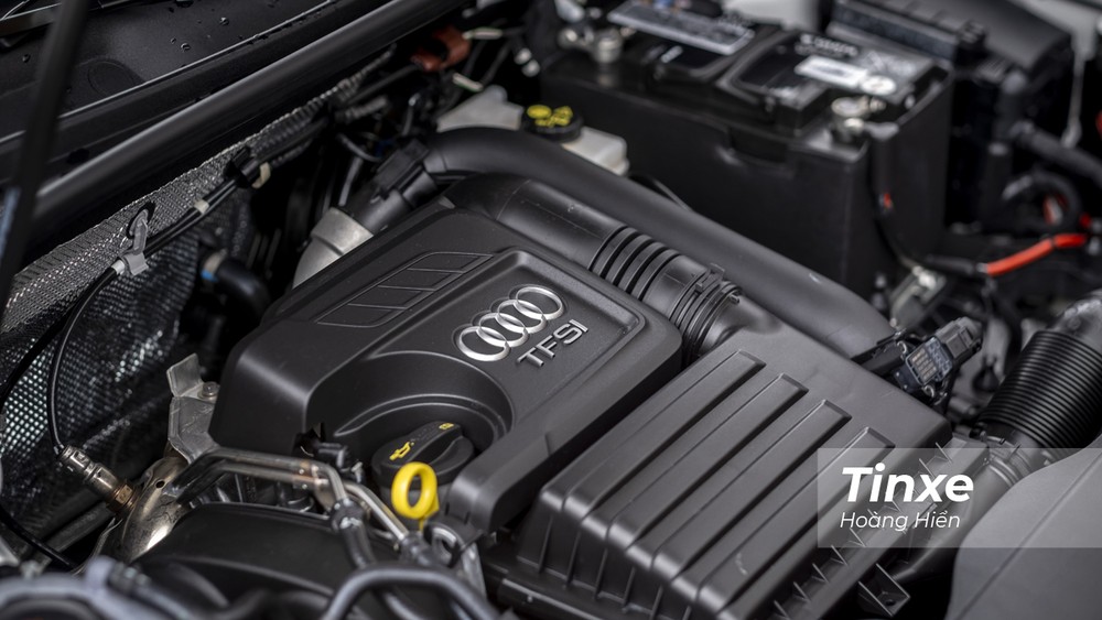 Tại Việt Nam, Audi Q3 Sportback mới ra mắt chỉ có 1 phiên bản là 35 TFSI với động cơ xăng 1.4L, tích hợp động cơ điện mild hybrid 48V, có khả năng sản sinh công suất tối đa 148 mã lực và mô-men xoắn cực đại 250 Nm. Nhờ đó, xe này mất 9,3 giây để tăng tốc từ 0-100 km/h trước khi đạt vận tốc tối đa 20