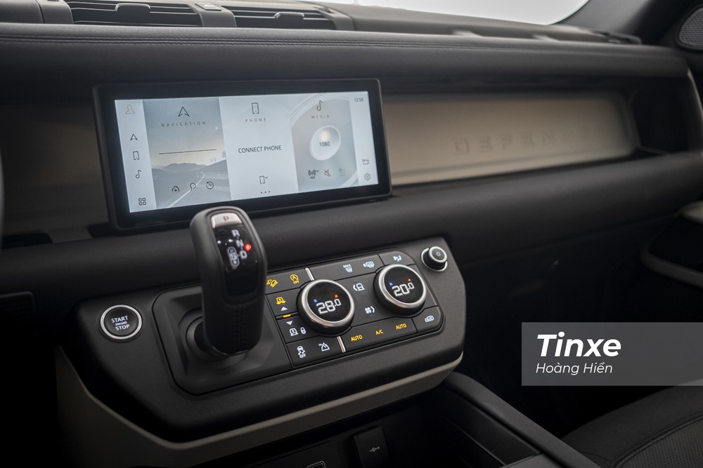 Trên Land Rover Defender 2020, khách hàng sẽ được trang bị màn hình giải trí trung tâm kích thước 10 inch, điều hoà tự động 2 vùng có khả năng lọc ion và lọc bui, cần số bọc da