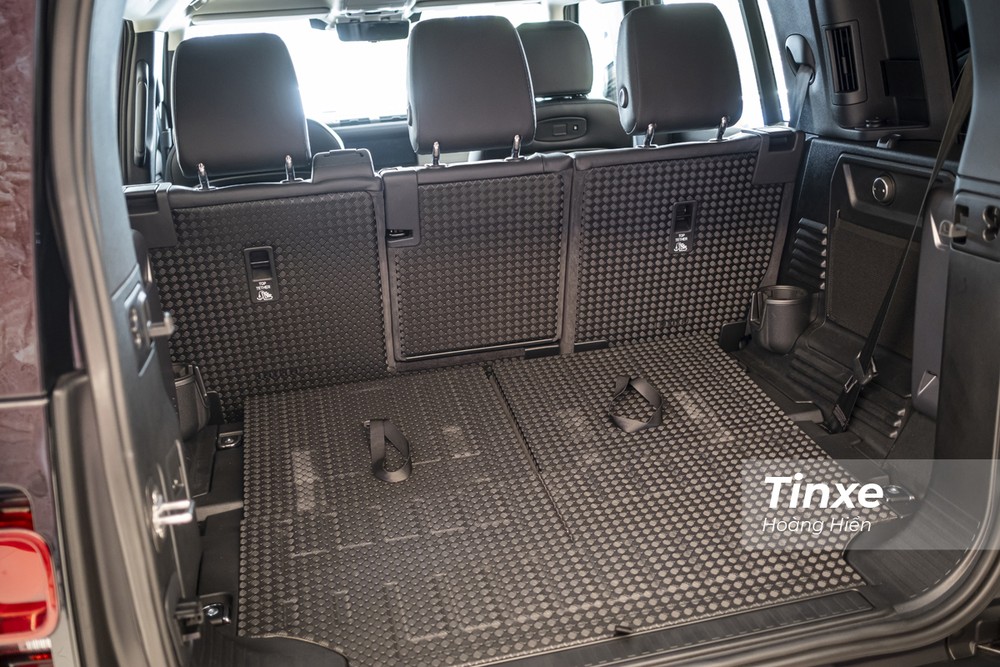 Hàng ghế thứ 3 có thể gập xuống tạo thành không gian để hành lý rộng rãi. Với chất liệu nhựa cứng tạo vân, phần sàn sau của xe khi gập ghế khá chắc chắn và dễ vệ sinh sau mỗi chuyến đi.