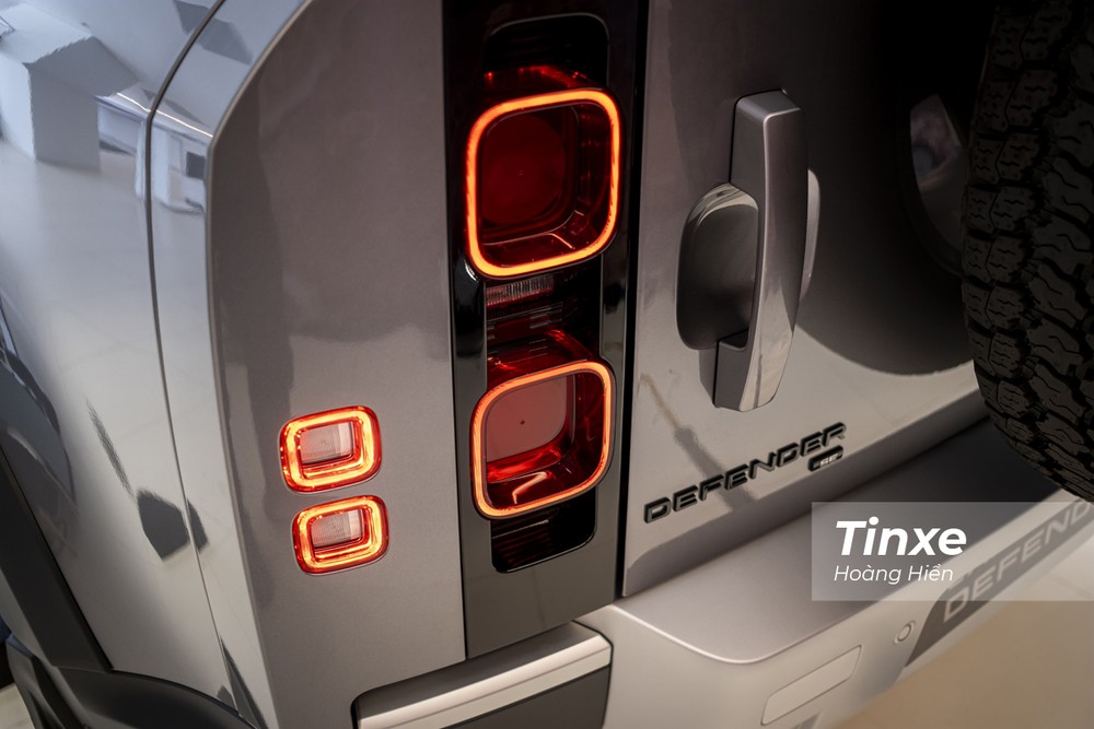 Cụm đèn hậu full-LED cũng là một điểm nhận diện ấn tượng của Land Rover Defender 2020.