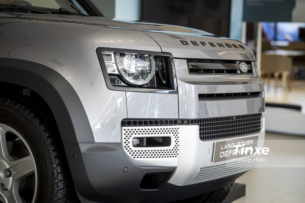 Phần đầu xe nổi bật với hệ thống đèn chiếu sáng full-LED có khả năng tuỳ chỉnh góc chiếu chủ động. Điều này sẽ mang lại sự an toàn, tiện nghi và hiện đại cho Land Rover Defender 2020 khi vận hành khi trời tối.