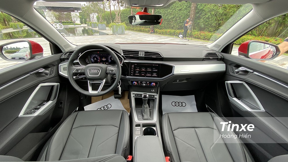 Không gian nội thất bên trong Audi Q3 Sportback vẫn là thiết kế lịch sự, cá tính và mang hơi hướng hiện đại tương tự người anh em Audi Q3 2020 vừa được ra mắt cách đây không lâu.