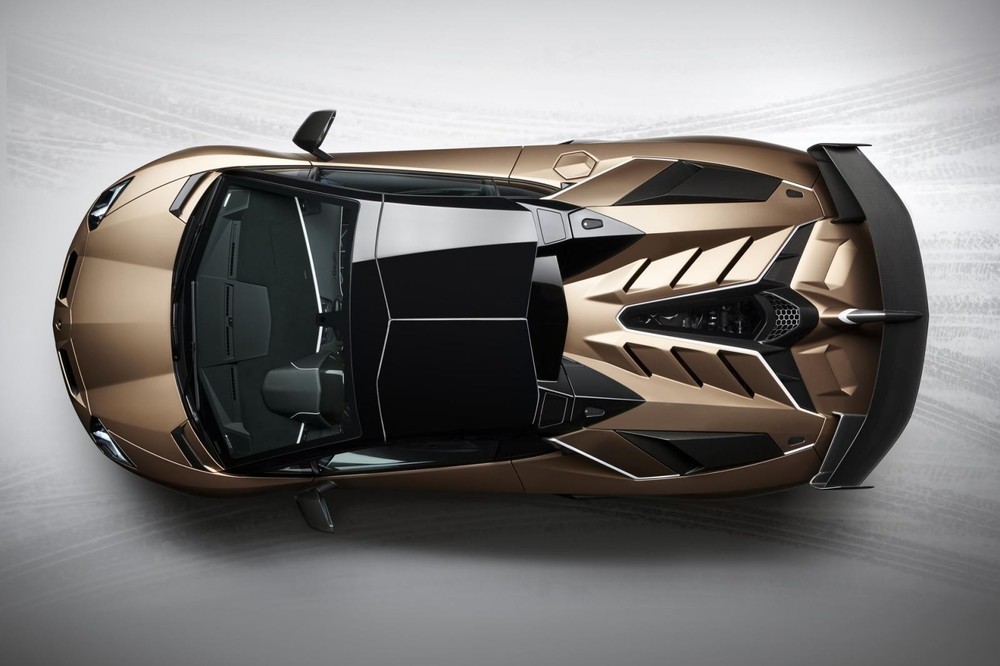  Phần mui xe 2 phần riêng biệt bằng carbon của Lamborghini Aventador SVJ mui trần nhìn từ trên cao 